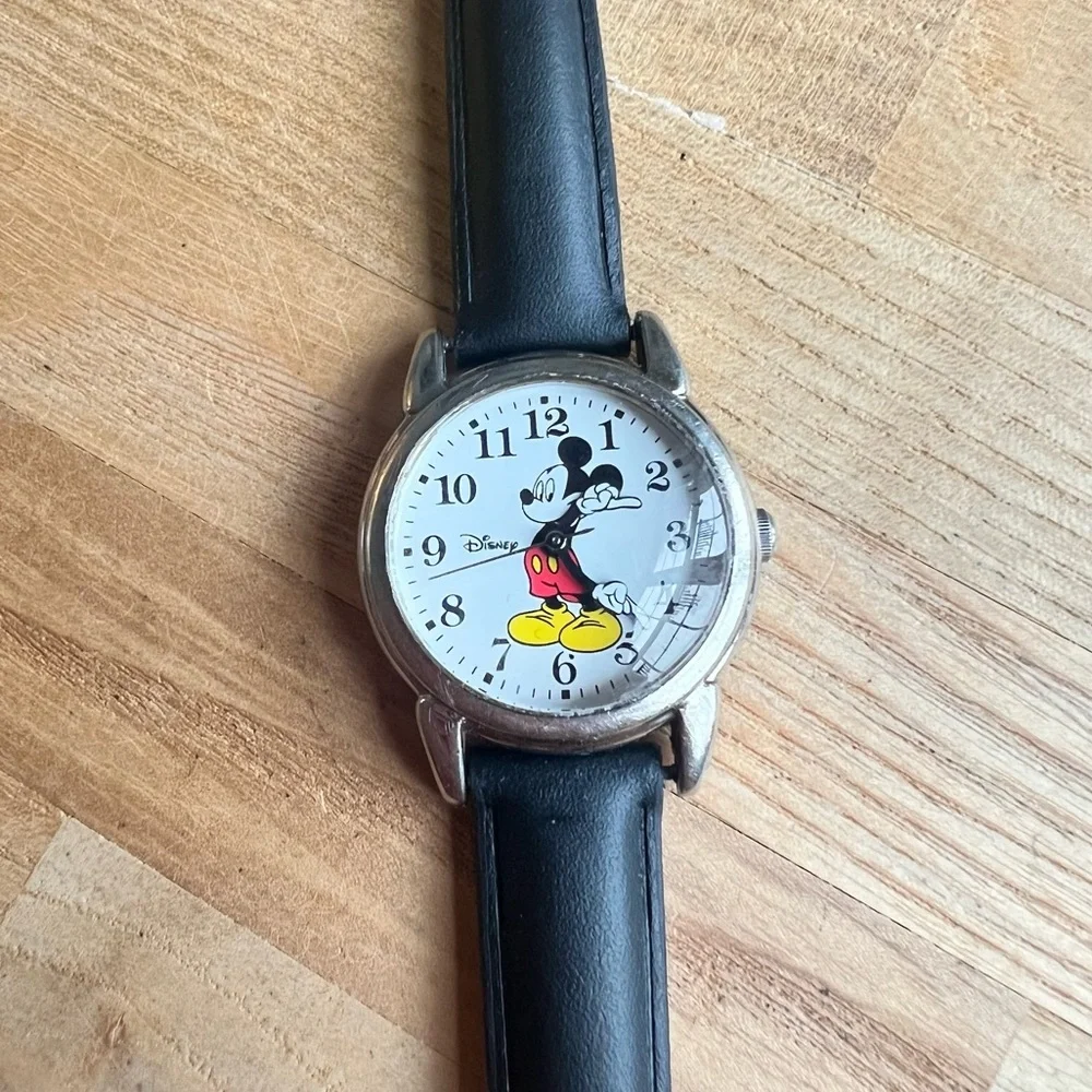 SII SEIKO Disney ladies Mickey Mouse moving arms black leather watch NEW BATTERY